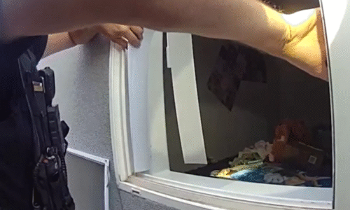 Policisté našli v bytě mrtvou matku, kojence zachránili. Video ukazuje dramatickou akci v USA