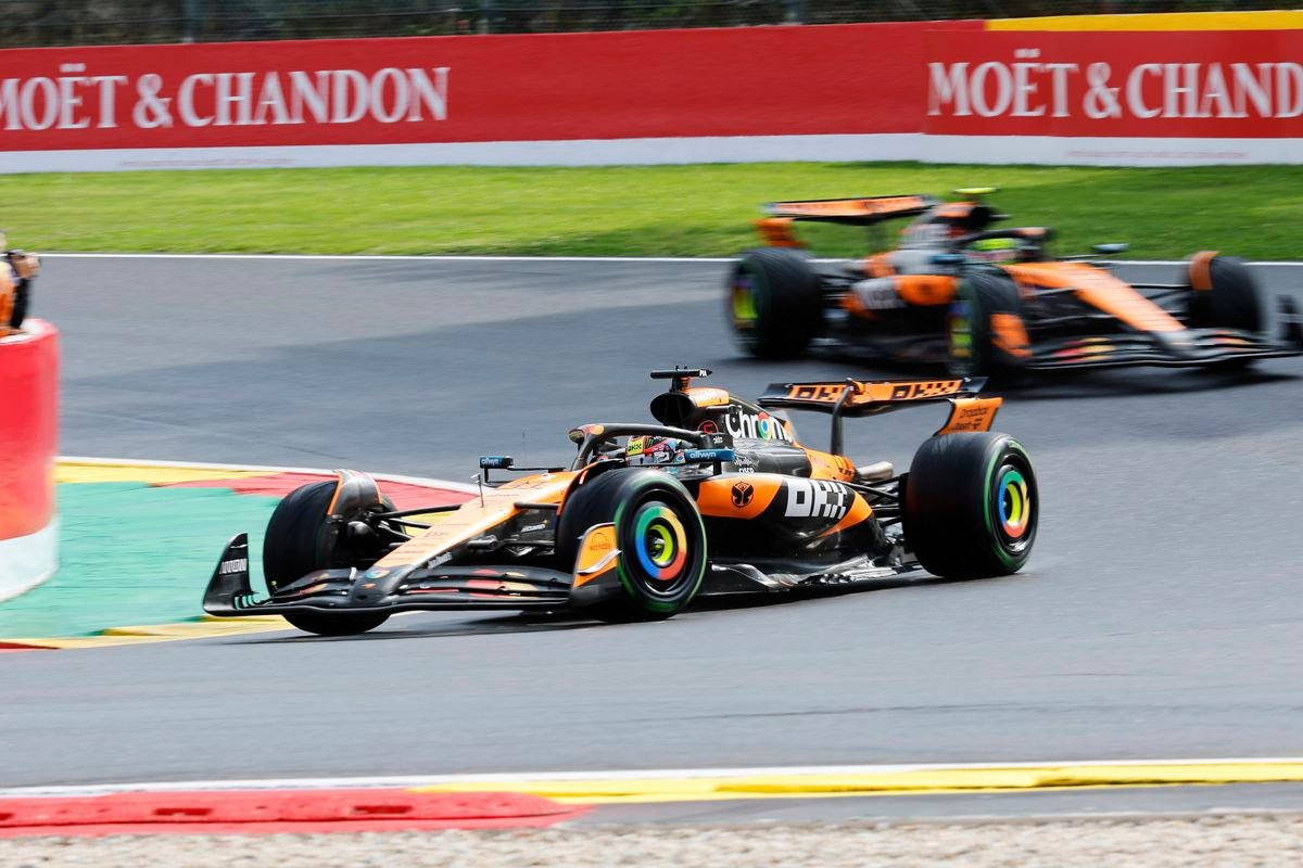 Veľká cena Belgicka: Dominancia McLarenu nemá konca, ovládol aj upršané preteky