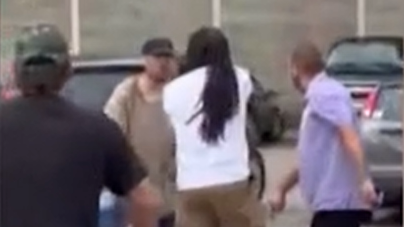 „Zahoď to a lehni na zem!“ Muž pobodal 11 lidí, odvážní svědci se ho nezalekli, ukazuje video