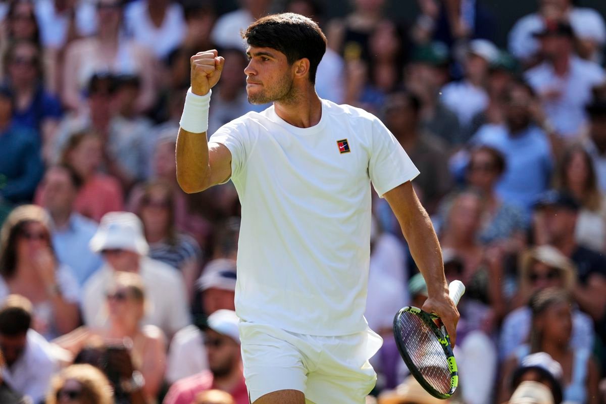 Carlos Alcaraz je na tráve v niečom lepší ako Roger Federer a Novak Djokovič Carlos Alcaraz je na tráve v niečom lepší ako Roger Federer a Novak Djokovič