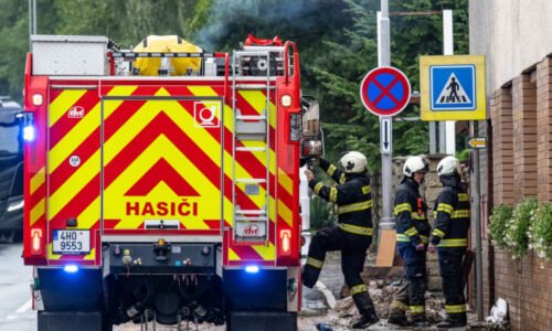 Tragický požár v Poděbradech: Při požáru domu zemřel člověk, další je ve vážném stavu