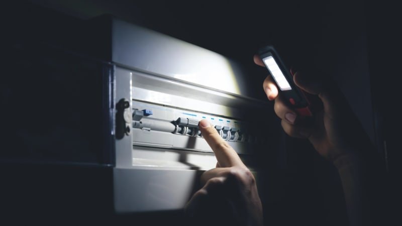 Jak se zachovat při blackoutu? Odpojte všechna zařízení a telefon používejte jen v nouzi Jak se zachovat při blackoutu? Odpojte všechna zařízení a telefon používejte jen v nouzi