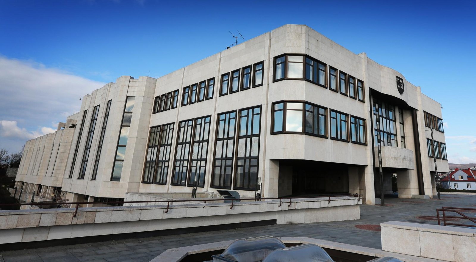 Budovu Národnej rady čakajú úpravy, predpokladaná hodnota zákazky je takmer štyri milióny eur Budovu Národnej rady čakajú úpravy, predpokladaná hodnota zákazky je takmer štyri milióny eur