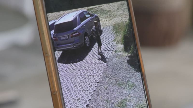 Zákeřný útok ve Snině: 13letý chlapec zezadu napadl seniora o holi a okradl ho, ukazují záběry Zákeřný útok ve Snině: 13letý chlapec zezadu napadl seniora o holi a okradl ho, ukazují záběry
