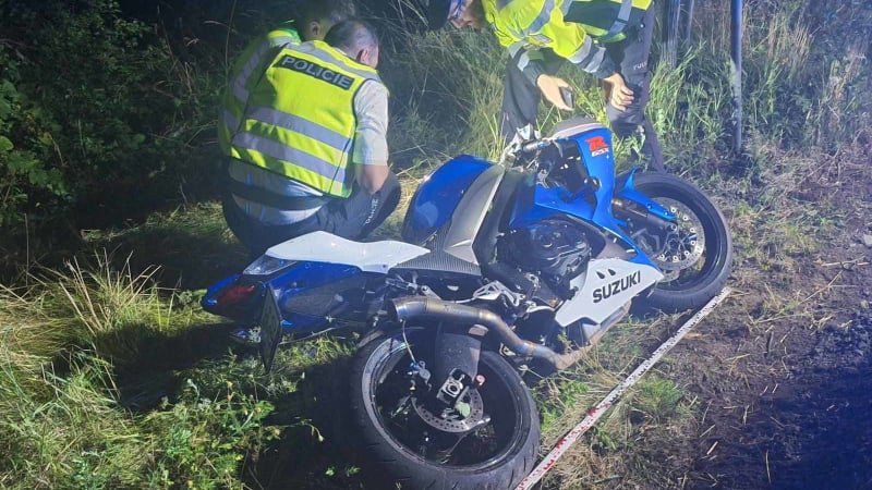 Motorkář vjel na jihu Moravy do příkopu a narazil do stromu. Na místě zemřel Motorkář vjel na jihu Moravy do příkopu a narazil do stromu. Na místě zemřel