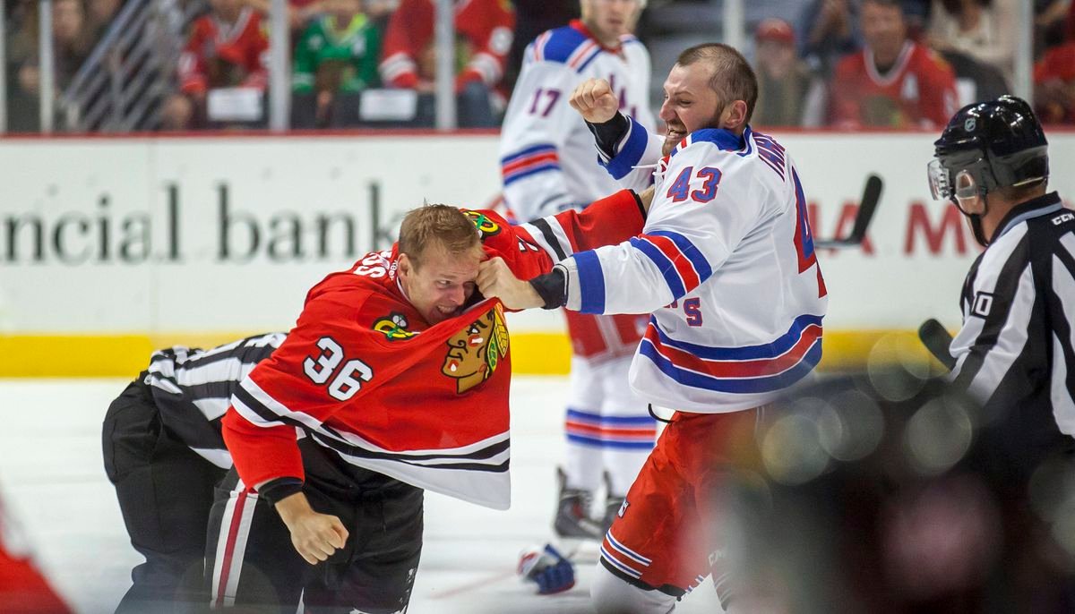 VIDEO Bývalého bitkára z NHL vyzval opitý golfista. Dobil ho a hodil do jazera