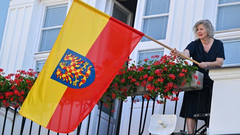 Připomínka věrozvěstů Cyrila a Metoděje: Stovky měst a obcí vyvěsily moravskou vlajku Připomínka věrozvěstů Cyrila a Metoděje: Stovky měst a obcí vyvěsily moravskou vlajku