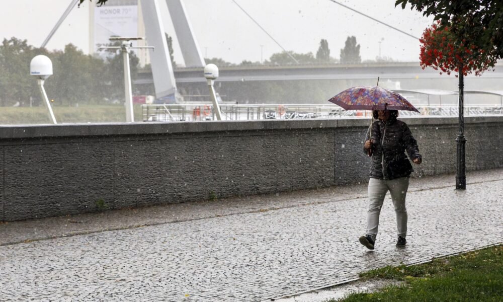 Západnú polovicu Slovenska môžu večer zasiahnuť búrky, meteorológovia vydali výstrahy. Pozor aj na krúpy