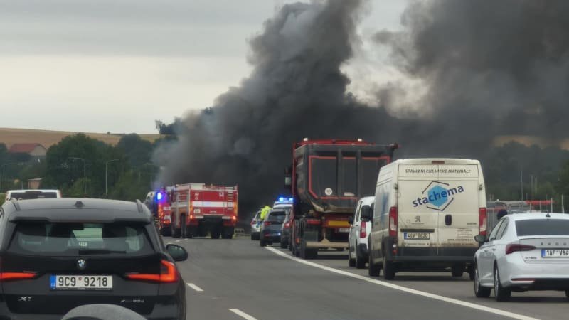 Hořící kamion poblíž Mezna komplikuje dopravu. Hasiči se rozhodli pro uzavření dálnice D3 Hořící kamion poblíž Mezna komplikuje dopravu. Hasiči se rozhodli pro uzavření dálnice D3