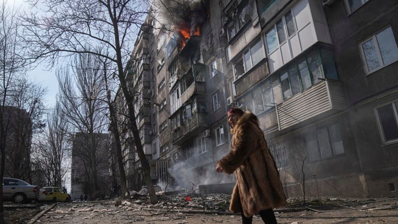 Mariupol, město trosek: Z kohoutku teče „coca-cola“, Rusko tlačí propagandu a lidé mluví o zradě Mariupol, město trosek: Z kohoutku teče „coca-cola“, Rusko tlačí propagandu a lidé mluví o zradě