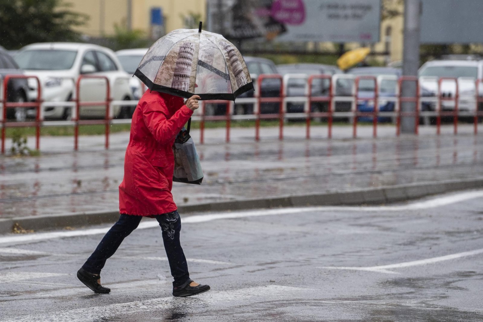 Divoké počasie na Slovensku potrvá minimálne do stredy, meteorológovia varujú pred lejakmi a nárazovým vetrom Divoké počasie na Slovensku potrvá minimálne do stredy, meteorológovia varujú pred lejakmi a nárazovým vetrom