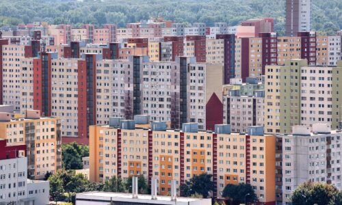 V lete sa utlmí záujem o hypotéky, úroky budú klesať len pomaly, tvrdia odborníci