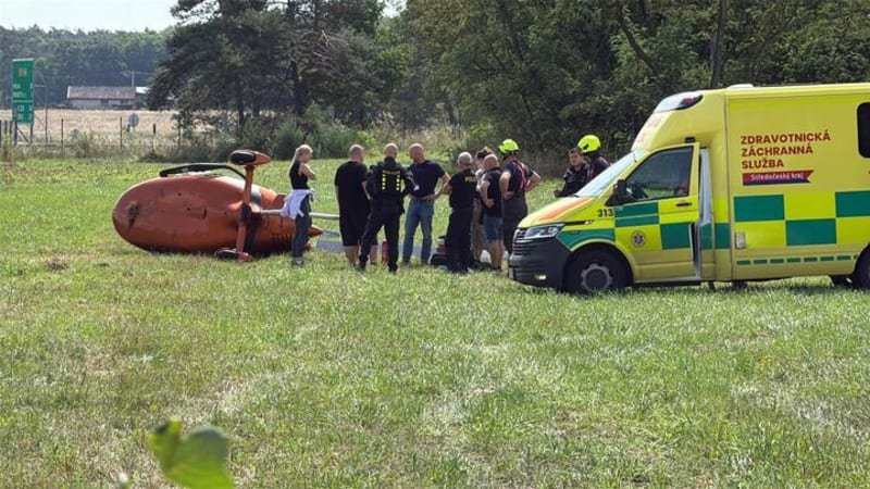 Pád vrtulníku u Prahy. Na místě zasahují záchranáři, důvod havárie není zatím jasný Pád vrtulníku u Prahy. Na místě zasahují záchranáři, důvod havárie není zatím jasný