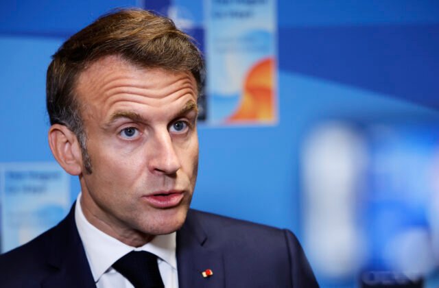 Macron po rozhovore s vládcom Ruska zatelefonoval Zelenskému