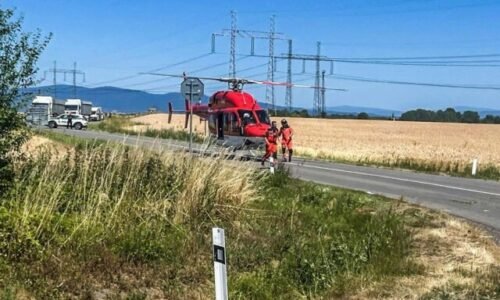 Záchranári zasahujú pri vážnej nehode pri Pavlovciach nad Uhom, na mieste sa nachádza aj vrtuľník