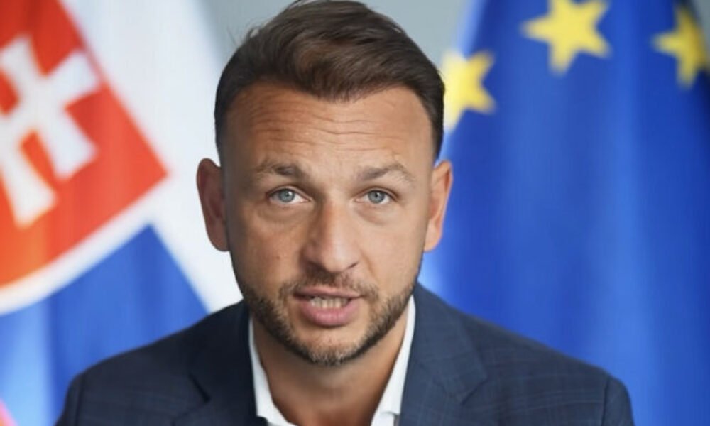 Šutaj Eštok obvinil opozíciu z papalášstva. Štát im má posielať milióny, sami si opasky uťahovať nemienia, tvrdí – VIDEO