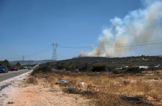 469376_turkey_wildfire_69524-640x420.jpg Tureckí hasiči bojujú proti dvom lesným požiarom v provincii Izmir