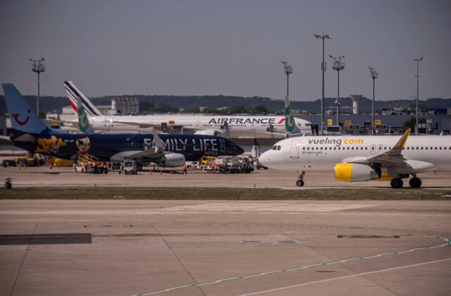 470355_france_airlines_strike_87789-640x420.jpg Štrajk francúzskych leteckých dispečerov narušil dopravu v krajine aj v celej Európe