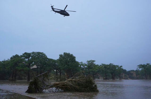470871_extreme_weather_texas_47704-640x420.jpg Blesková povodeň v Texase zabila najmenej 24 ľudí, nezvestných je stále 20 dievčat z letného tábora