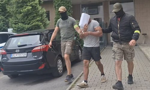 Polícia zadržala 24-ročného muža podozrivého z útoku nožom. Teraz už čelí obvineniu z pokusu o vraždu – VIDEO