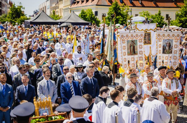 471289_68691311e6327948314854-640x420.jpg Tisíce pútnikov oslávili v Nitre vierozvestcov a 30. výročie návštevy Jána Pavla II – FOTO