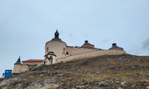 Strecha hradu Krásnej Hôrky je poškodená, došlo k posunutiu troch hrebenáčov