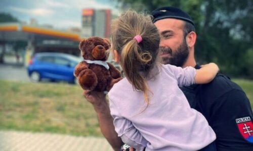 Bratislavskí policajti pátrali v Dúbravke po trojročnom dievčatku, našli ho všímaví seniori