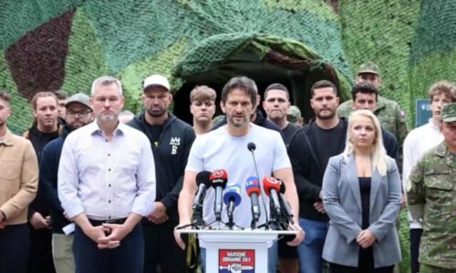 Pellegrini nastúpil na výcvik do Národných obranných síl, čaká ho budíček o 5:30 a žiadne úľavy – VIDEO
