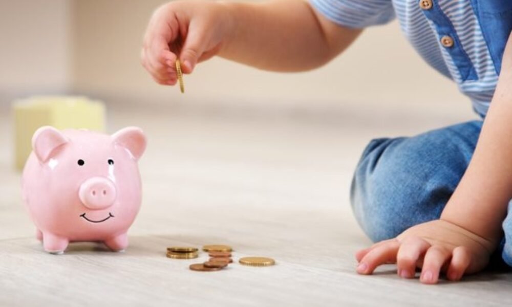 Dieťa vyhodilo plechovú pokladničku von z okna, matka prišla o takmer päťtisíc eur