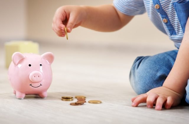 477138_skolka-1-640x420.jpg Dieťa vyhodilo plechovú pokladničku von z okna, matka prišla o takmer päťtisíc eur