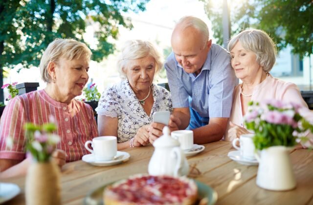 478796_freepic-modern-seniors-with-smartphone-s-640x420.jpg Únia miest Slovenska podporuje aktívne starnutie seniorov