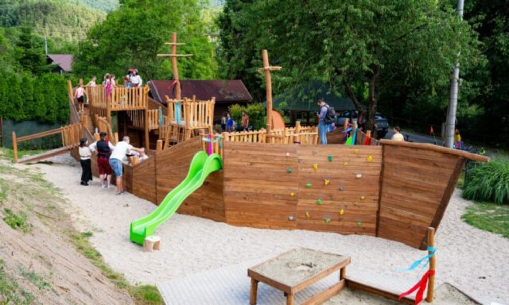Na brehu Ružína otvorili nový rekreačný areál, dominuje mu drevená loď