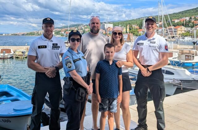 493028_policia-chorvatsko-640x420.jpg Uhryznutý turista, prvá pomoc Španielke či ukradnutá kabelka – slovenskí policajti v Chorvátsku majú plné ruky práce