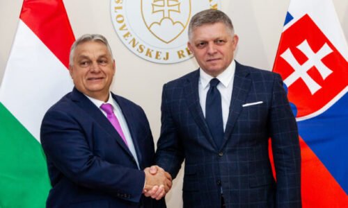Demokrati obviňujú Fica z prihrávania biznisu Křetinskému a Orbánovi na úkor občanov