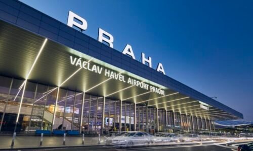 Po letisku v Prahe sa povozil motorkár, museli zastaviť leteckú premávku