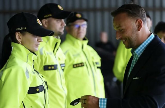 494657_sni-mka-obrazovky-2025-07-19-o-9.52.10-640x420.jpg Šutaj Eštok odovzdal polícii ďalších 20 mobilných kancelárií, budú slúžiť pri nehodách po celom Slovensku – VIDEO