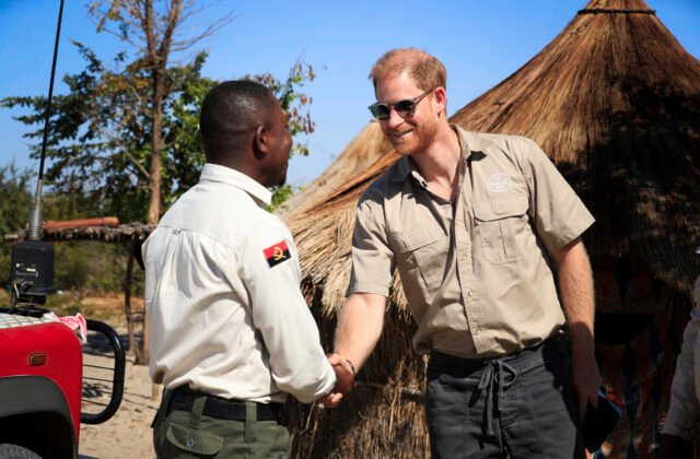 494796_prince_harry_angola_81564-640x420.jpg Princ Harry kráča v Dianiných šľapajach. Prešiel odmínovaným poľom, deti učil, ako sa vyhnúť smrti – FOTO