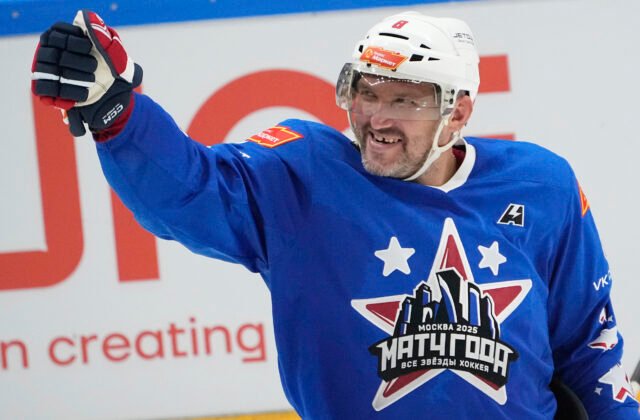 496566_russia_hockey_92955-640x420.jpg Ovečkina vítali v Moskve stovky fanúšikov, vyzval na návrat ruských športovcov na svetové podujatia
