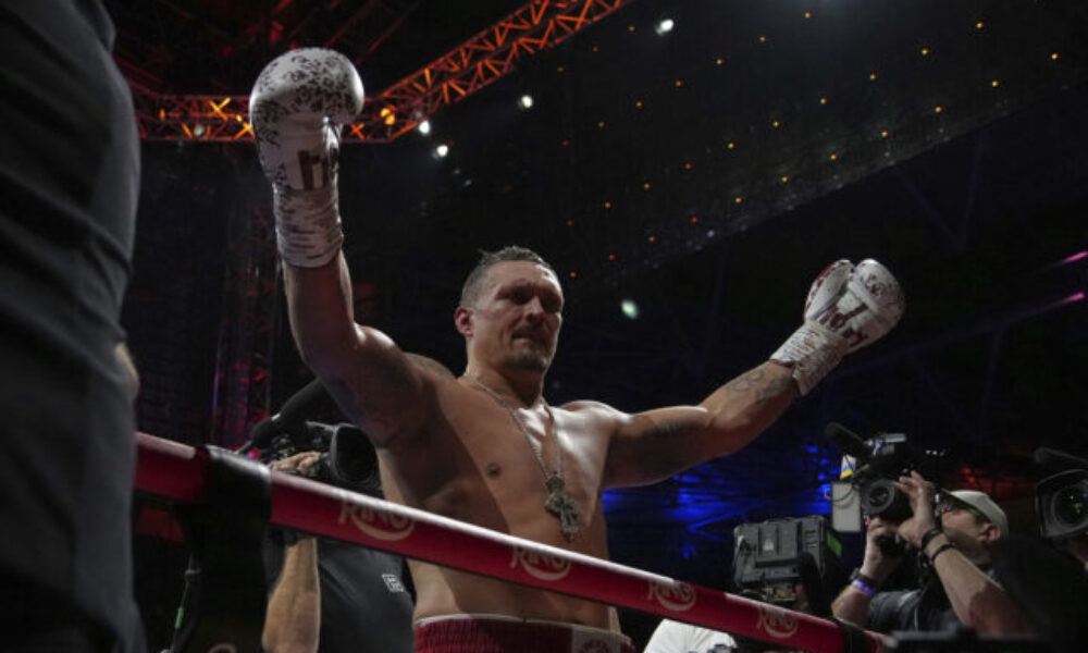 Usyk knokautoval Duboisa a stal sa nespochybniteľným svetovým šampiónom v ťažkej váhe – VIDEO