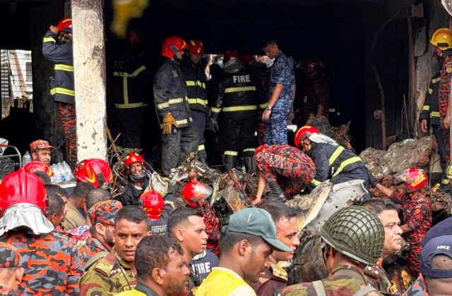 497892_bangladesh_crash_43849-640x420.jpg Na areál vysokej školy v Bangladéši spadlo vojenské lietadlo, zomrelo najmenej 16 ľudí