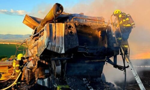 Na poli pri Vrbovom zhorel počas žatevných prác kombajn, škoda dosiahla 100 tisíc eur – FOTO