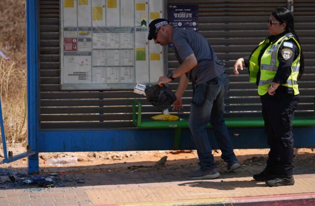 503953_israel_palestinians_67160-640x420.jpg Neznámy vodič na autobusovej zastávke v Izraeli zrazil osem ľudí