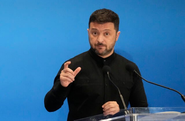 Ukrajinské útoky dronmi a raketami spôsobujú v Rusku až 20-percentný nedostatok paliva, tvrdí Zelenskyj
