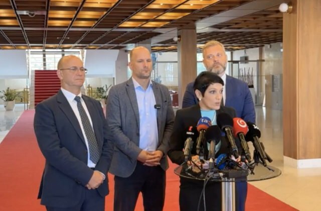 509603_sni-mka-obrazovky-2025-07-28-o-11.58.15-640x420.jpg Brannobezpečnostný výbor k akcii v Dnipre nezasadal, prišlo len šesť poslancov – VIDEO