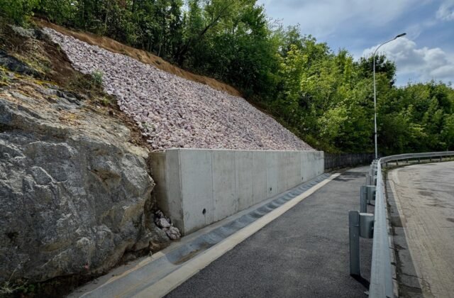 510152_svah-1-640x420.jpg Zosunutý svah na okraji najväčšieho sídliska v Nitre je už spevnený – FOTO