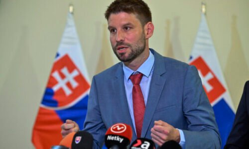 Fico blúzni o prevratoch a kazí vzťahy so spojencami, podľa Šimečku opäť odpútava pozornosť od problémov