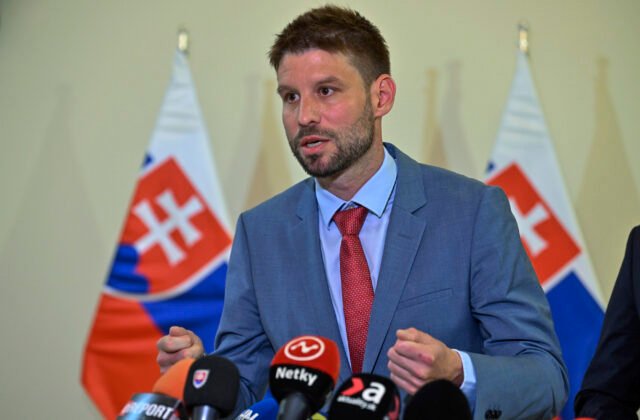 511107_66f2833e9a6d2768488455-1-640x420.jpg Fico blúzni o prevratoch a kazí vzťahy so spojencami, podľa Šimečku opäť odpútava pozornosť od problémov