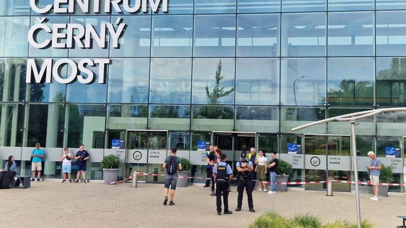 Rychlá dohra „bombové hrozby“ na Černém Mostě. Mladá žena přiznala motiv, hrozí jí vězení Rychlá dohra „bombové hrozby“ na Černém Mostě. Mladá žena přiznala motiv, hrozí jí vězení