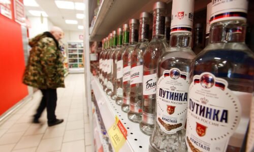 Výroba tvrdého alkoholu v Rusku klesá, ale jeho spotreba stúpa. Vodke však klesá popularita
