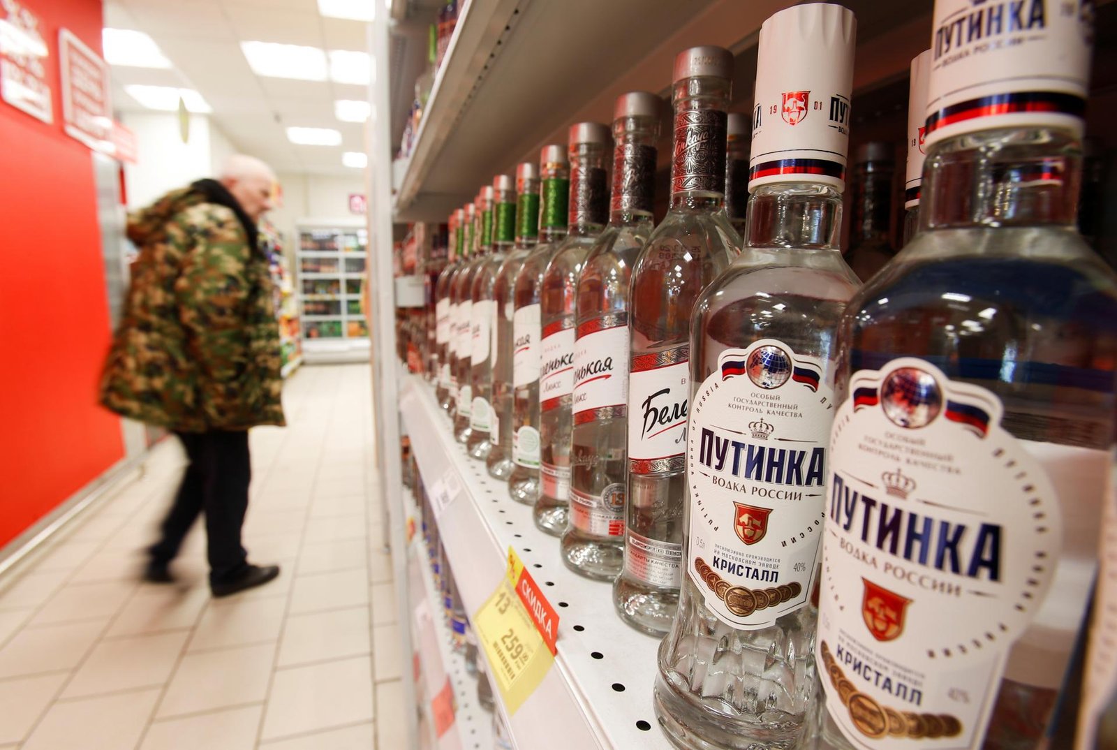 Výroba tvrdého alkoholu v Rusku klesá, ale jeho spotreba stúpa. Vodke však klesá popularita Výroba tvrdého alkoholu v Rusku klesá, ale jeho spotreba stúpa. Vodke však klesá popularita